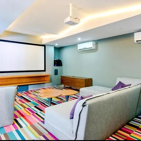 Beautiful Equipped Studio In Great Location!